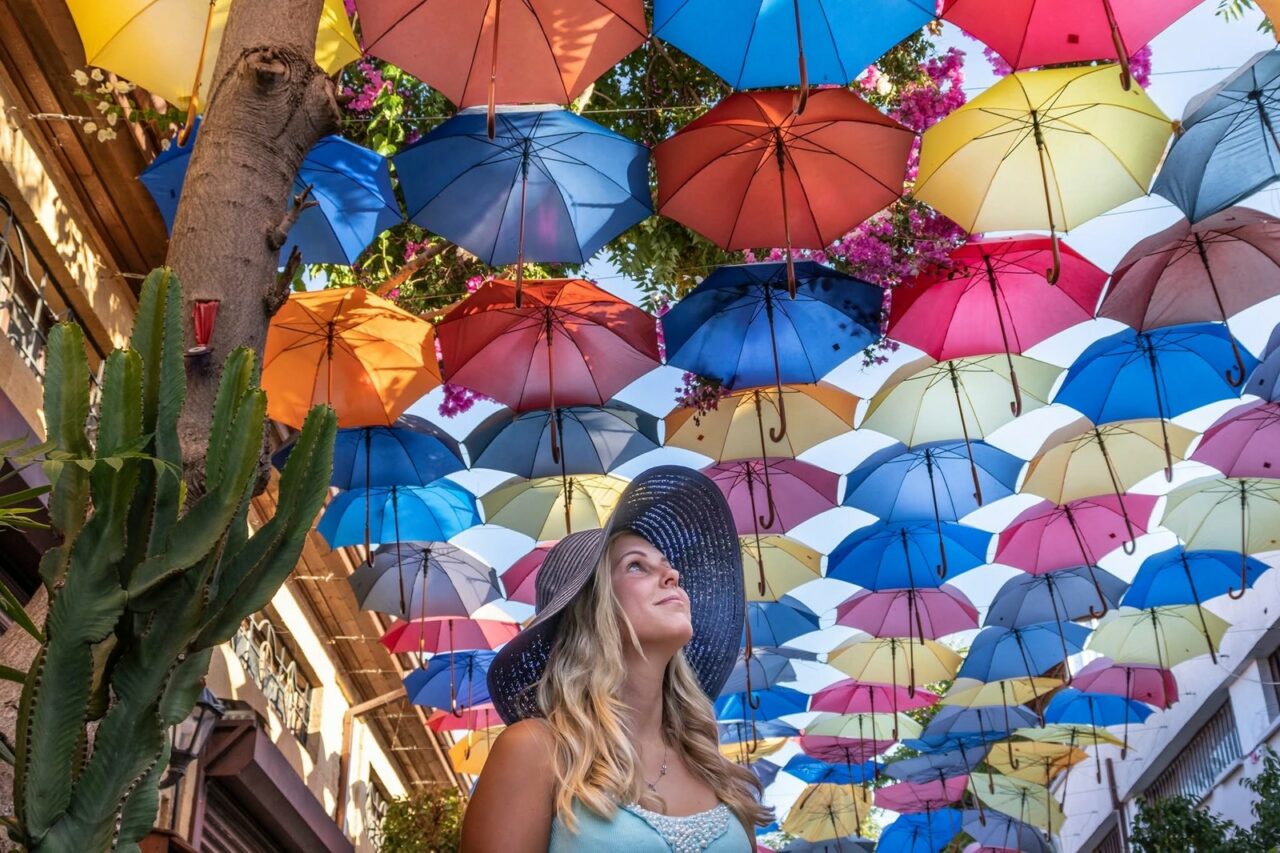 Aneta auf Reisen unter bunten Regenschirmen