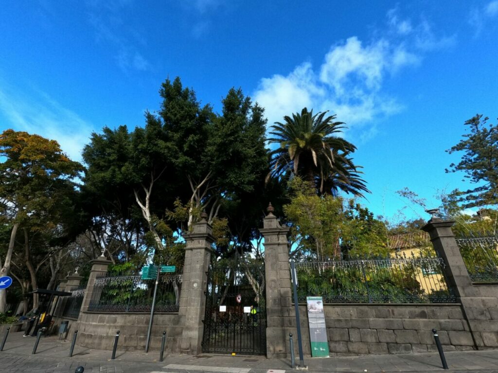 The entrance to the municipal park in Arucas