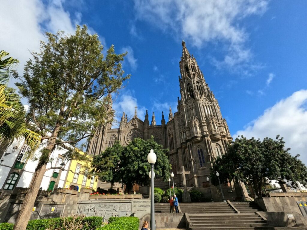 The church of San Juan Bautista above the centre of Arucas