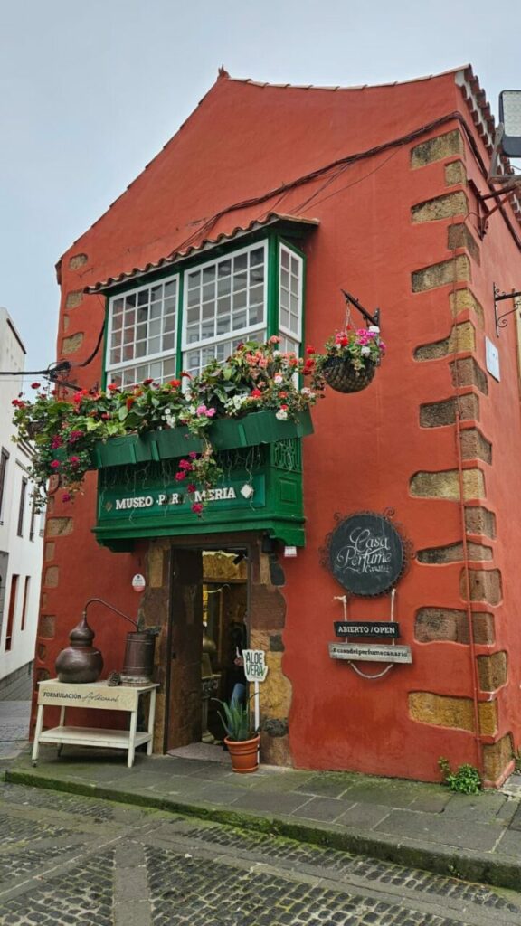 Casa del Perfume Canario in Teror – a red house with a wooden balcony and a perfume museum