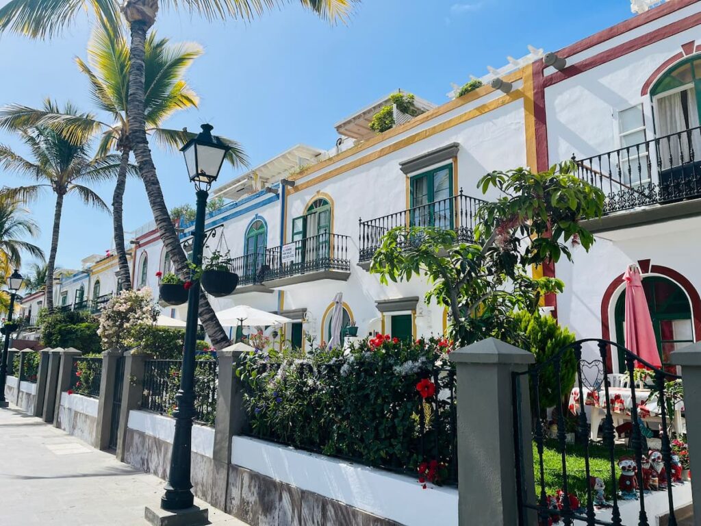 The promenade by the harbour in Puerto de Mogán