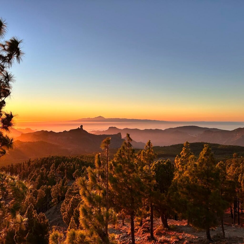 Pico de las Nieves: Sonnenuntergang über den Bergen von Gran Canaria mit dem Teide am Horizont