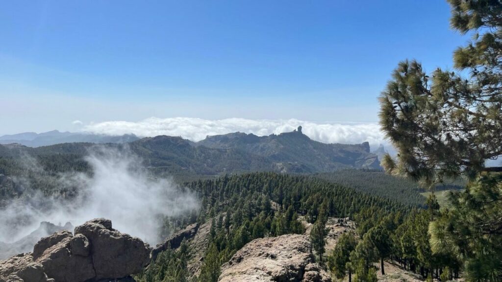 Wolken, die aus dem Tal unterhalb des Pico de las Nieves aufsteigen