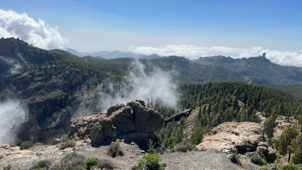 Blick vom Pico de las Nieves auf die Berge, den Roque Nublo und Wolken