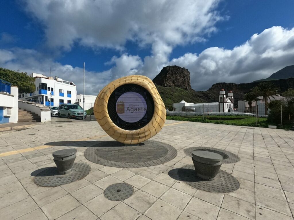 The square in the harbour of Puerto de las Nieves
