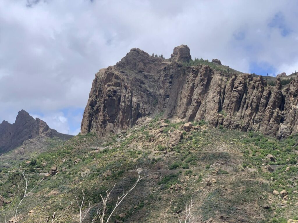 A rock wall on the way to Roque Nublo